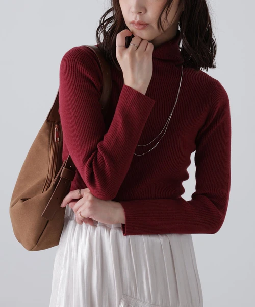 タートルネックリブニット