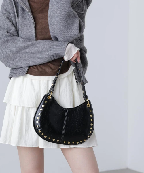 スタッズ付きショルダーバッグ