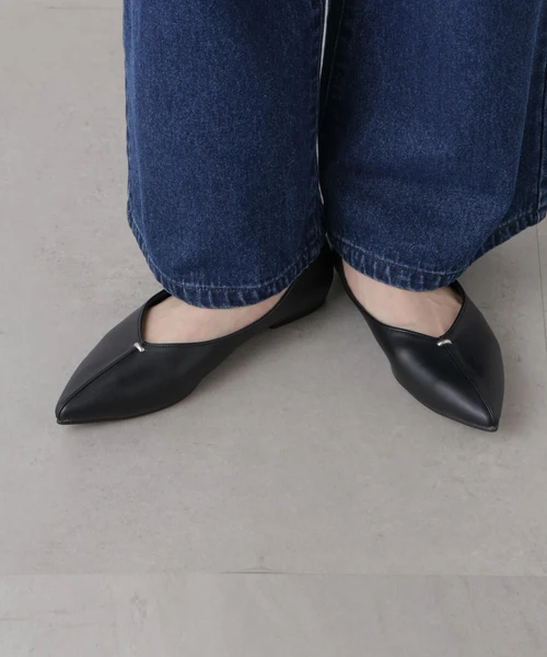 ポインテッドトゥフラットモチーフパンプス