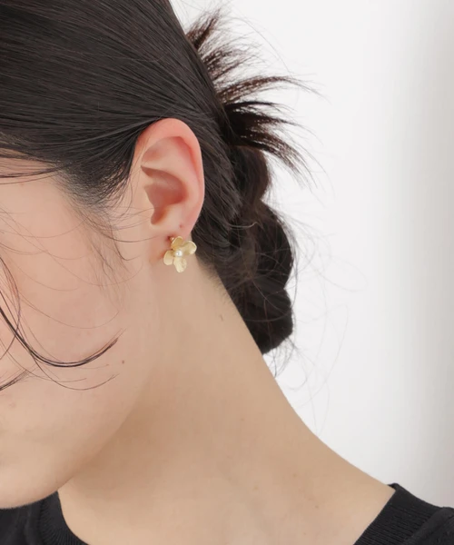 フラワーモチーフピアス